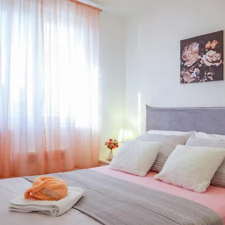 Rose-mary 2br Apt With Balcony And Parking