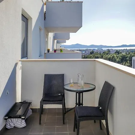 Rose-mary 2br Apt With Balcony And Parking *