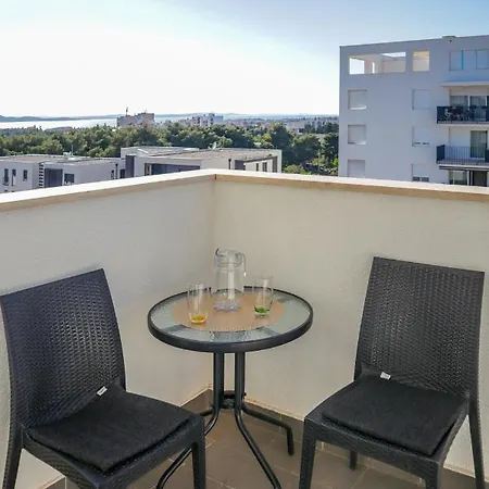 Rose-mary 2br Apt With Balcony And Parking *
