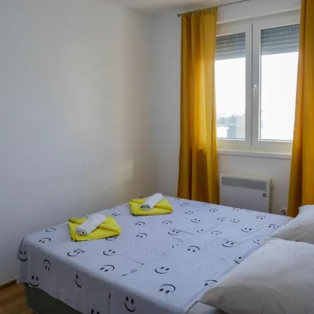 Apartman Rose-mary 2br Apt With Balcony And Parking