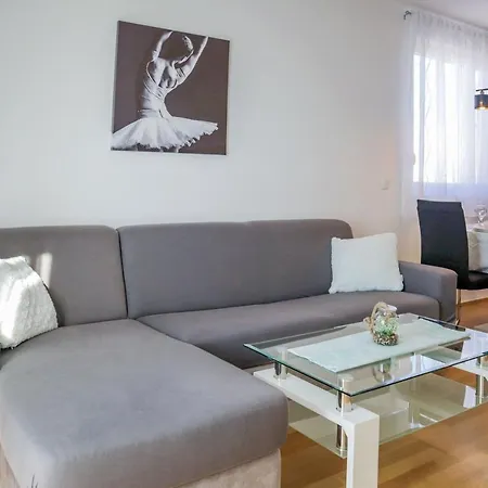 Apartman Rose-mary 2br Apt With Balcony And Parking Zára
