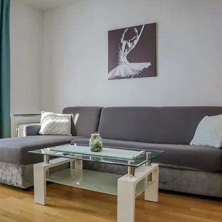 Rose-mary 2br Apt With Balcony And Parking Apartman