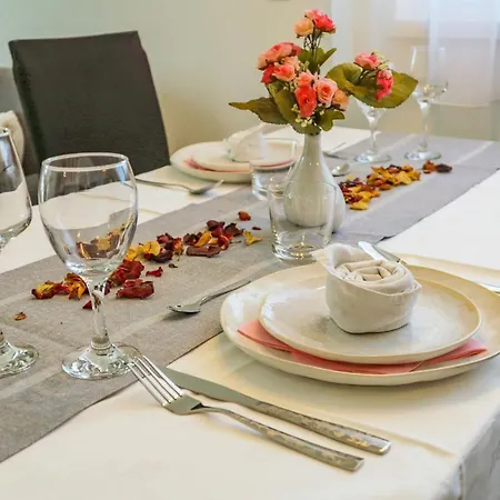 Rose-mary 2br Apt With Balcony And Parking Apartman Zára