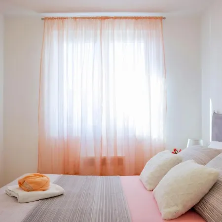 Rose-mary 2br Apt With Balcony And Parking *