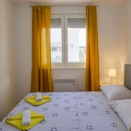 Apartman Rose-mary 2br Apt With Balcony And Parking