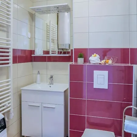 Apartman Rose-mary 2br Apt With Balcony And Parking